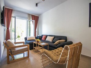 Departamento (Duplex Three Bedroom Apartment with T) | Sala de estar | Televisión
