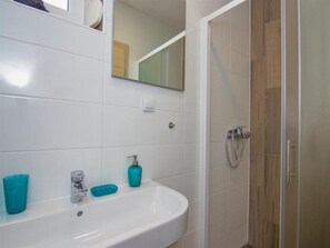 Studio (Studio Apartment with Terrace) | Badkamer | Een douche, handdoeken