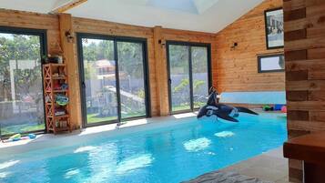 Alberca techada y alberca climatizada