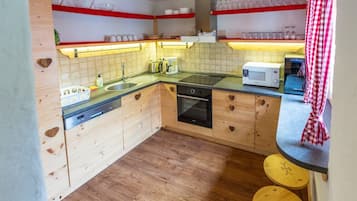 Jääkaappi, mikroaaltouuni, uuni, astianpesukone