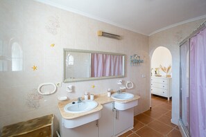 Shower, hair dryer, towels - Villa "Casa Karin" with Sea View, Pool & Wi-Fi (Benitachell)