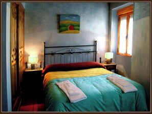 6 bedrooms, travel cot, free WiFi, bed sheets