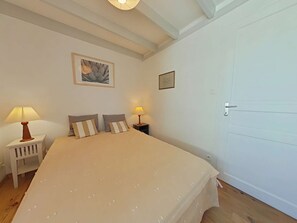 3 bedrooms - Charming Seaside House, 3 Bedrooms, 250m from Beach, Private Garden, Terrace, Bike Garage (L'Épine)