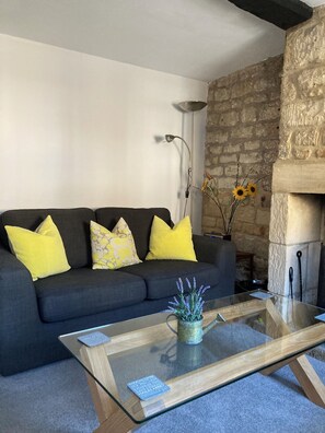 TV, fireplace - Cosy Cotswold Cottage - Penny Cottage - pet friendly - sleeps 2 (Winchcombe)
