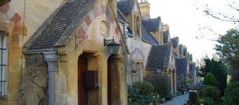 Cosy Cotswold Cottage - Penny Cottage - pet friendly - sleeps 2