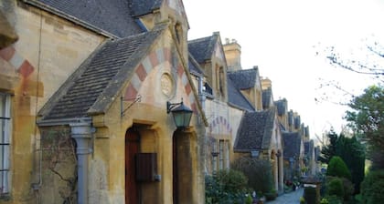 Cosy Cotswold Cottage - Penny Cottage - pet friendly - sleeps 2