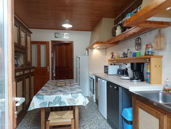 Kühlschrank, Mikrowelle, Ofen, Geschirrspüler