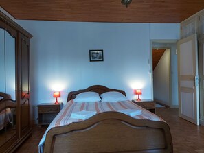 4 bedrooms, free WiFi, bed sheets