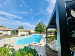 Outdoor pool, a heated pool - Peaceful villa in the heart of the entre-deux mers vineyards, 15min from Bordeaux (Lignan-de-Bordeaux)