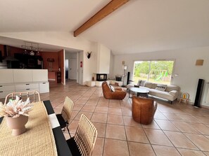 تلفزيون ذكي، مدفأة، تنس طاولة، كُتُب