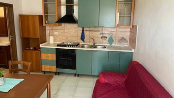 Refrigerador, horno, parrilla de estufa y utensilios de cocina