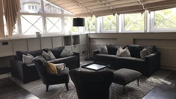 Tv, bordsfotboll, ett bordtennisbord och böcker