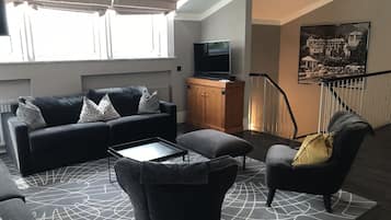 Tv, bordsfotboll, ett bordtennisbord och böcker