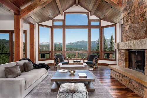 Luxurious Estate Comfortably Sleeps Up to 12 Guests