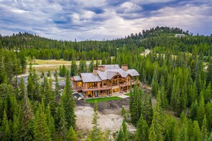 Exterior - Book a Winter Getaway Today! Luxurious Estate Comfortably Sleeps Up to 12 Guests (Big Sky)