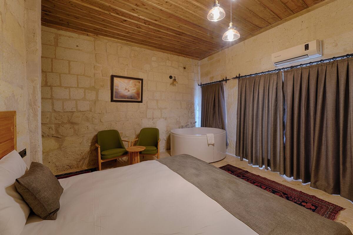 Suite superior, no fumadores, vistas a la ciudad | Ropa de cama de alta calidad, minibar, caja fuerte y escritorio