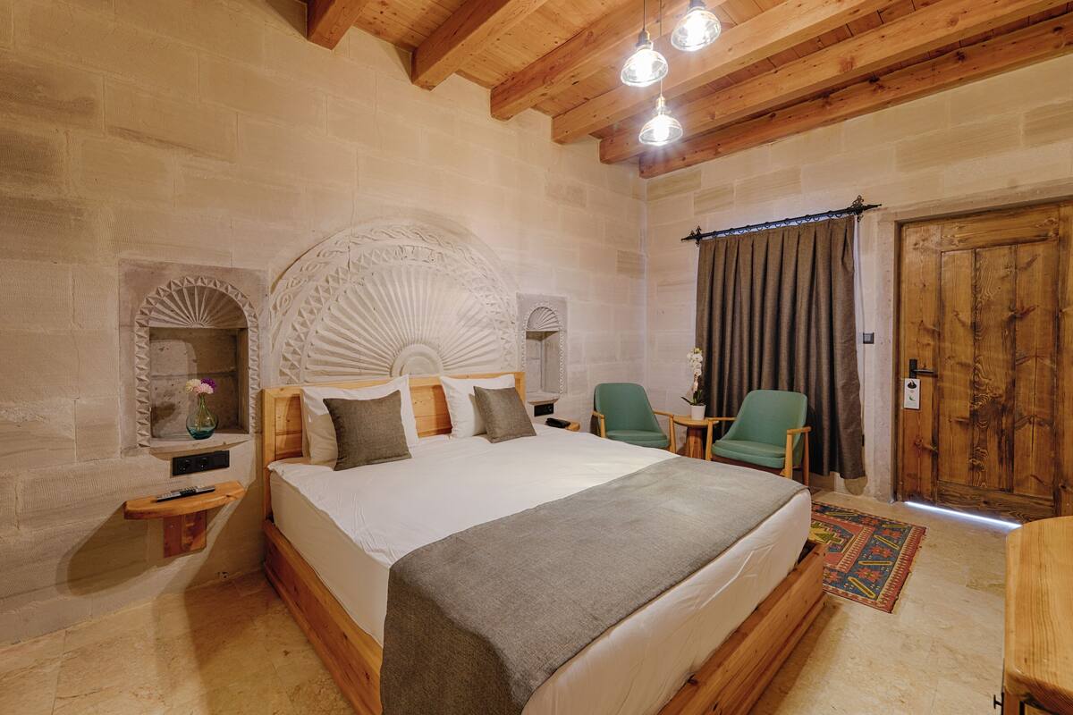 Habitación Deluxe | Ropa de cama de alta calidad, minibar, caja fuerte y escritorio