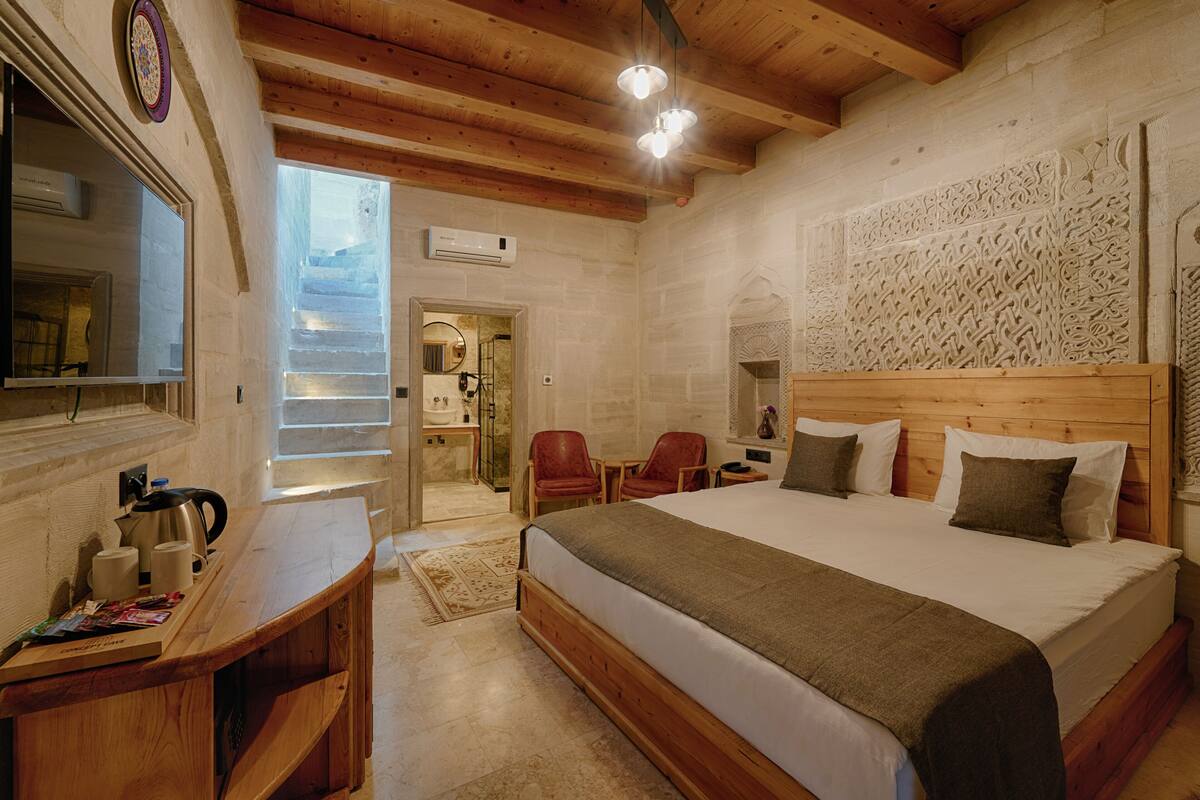 Suite panorámica, terraza, vistas a la ciudad | Ropa de cama de alta calidad, minibar, caja fuerte y escritorio