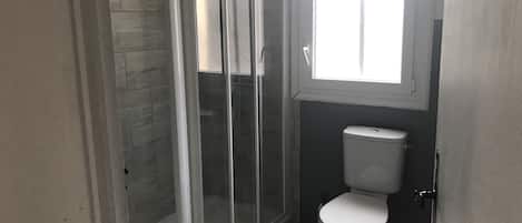 Douche, serviettes fournies, papier de toilette