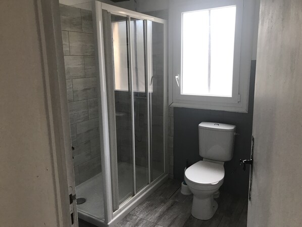 Regadera, toallas, papel de baño 