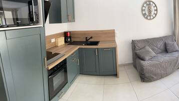 Réfrigérateur, micro-ondes, four, plaque de cuisson