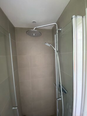 Suihku, hiustenkuivaaja, pyyhkeet, saippua