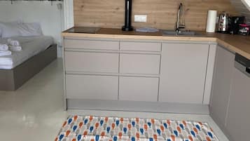 Frigorífic, placa de cuina, rentaplats i cafetera i tetera