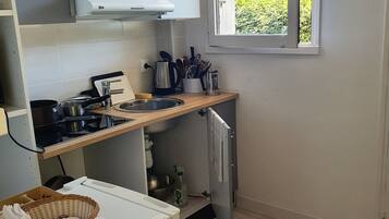 Microondas, horno, parrilla de estufa y cafetera y tetera