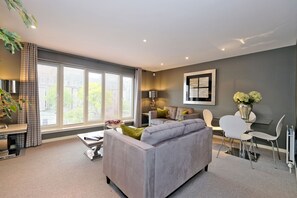 Huoneisto (3 Bedrooms) | Oleskelualue | 24–tuumainen televisio, jossa digitaalikanavat