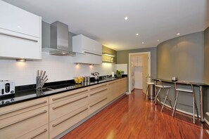 Huoneisto (3 Bedrooms) | Yksityinen keittiö | Jääkaappi, mikroaaltouuni, uuni, liesi