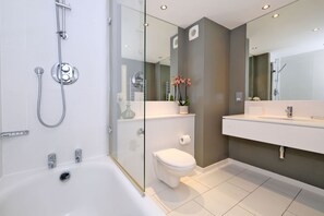 Apartment (3 Bedrooms) | Bathroom - Deluxe Three-bedroom Home in the Sought-after West End Area of Aberdeen (Aberdeen)