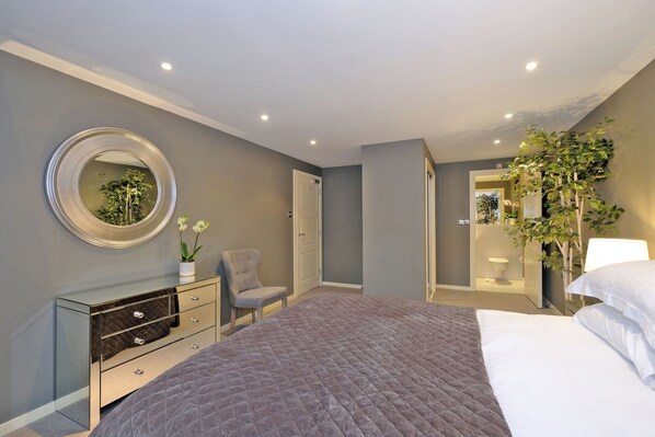 3 makuuhuonetta, ylelliset vuodevaatteet, työpöytä