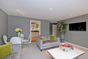 24-inch TV with digital channels - Deluxe Three-bedroom Home in the Sought-after West End Area of Aberdeen (Aberdeen)