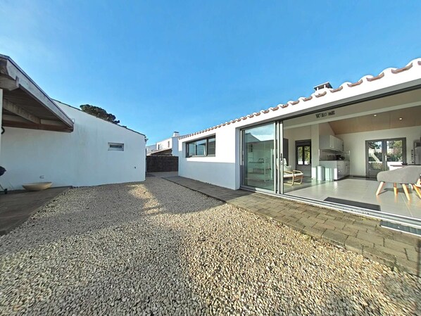 Terrace/patio - Spacious 6-Room House with Annex, 250m from Beach, Sleeps 10 (Noirmoutier-en-l'Île)