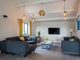 Cottage | Living room | Flat-screen TV