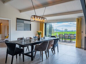 Casa de campo | Cocina privada | Refrigerador, lavavajillas, tetera eléctrica y tostadora