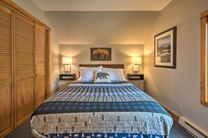 1 habitación, tabla de planchar con plancha y cuna de viaje