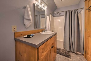 Kostenlose Toilettenartikel, Haartrockner, Handtücher