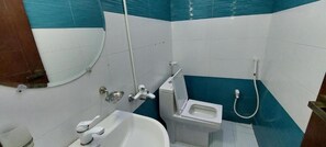 Dusche, kostenlose Toilettenartikel, Handtücher