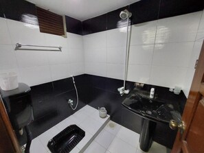 Dusch, gratis toalettartiklar och handdukar