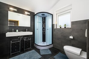 Shower, hair dryer, towels