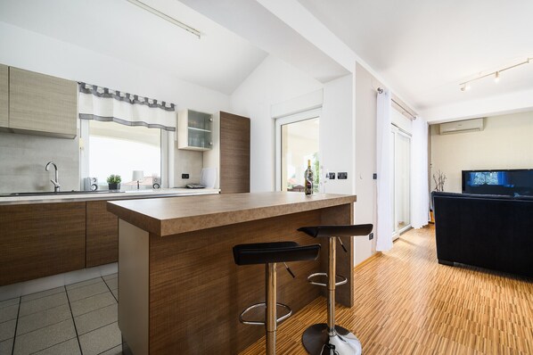 Fridge, microwave, oven, dishwasher