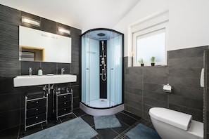 Shower, hair dryer, towels