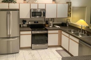Refrigerador, microondas, parrilla de estufa y lavavajillas 