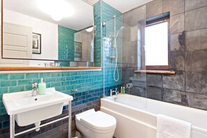 Basic Apartment, 2 Double Beds | Bathroom