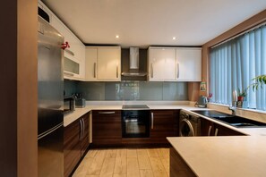 Basic House, Multiple Beds | Private kitchen | Fridge, microwave, oven, stovetop - Charming 2 Bedroom Home in Rathmines Dublin (Dublin)