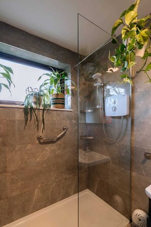 Basic House, Multiple Beds | Bathroom | Shower, hair dryer, towels, soap