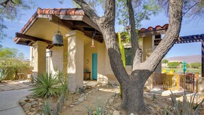A house with a tiled roof, a hanging bell, and a cactus garden. - 'Roadrunner Roost' at Rams Hill Golf Resort! (Borrego Springs)