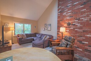 Una televisión, un reproductor de DVD, un futbolín