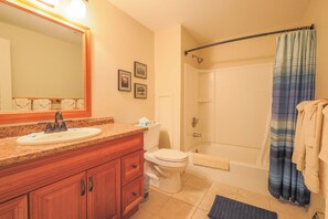 Combined shower/bathtub, hair dryer, towels - Official Seasons RMC Condo 03G- 2 bedrooms + loft - sleeps 10 - Dog Fees (Bartlett)